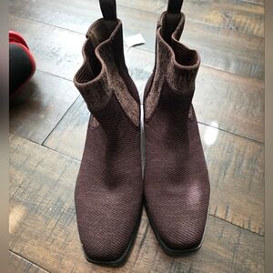 Elegant Brown Ankle Boots From Vivaia